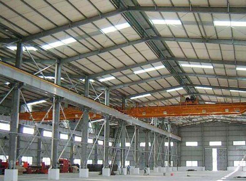 嘉興鋼結構別墅采用的是的鋼結構建筑體系，具有強度高、質量輕、抗震性能好等優(yōu)點，確保了別墅的堅固耐用